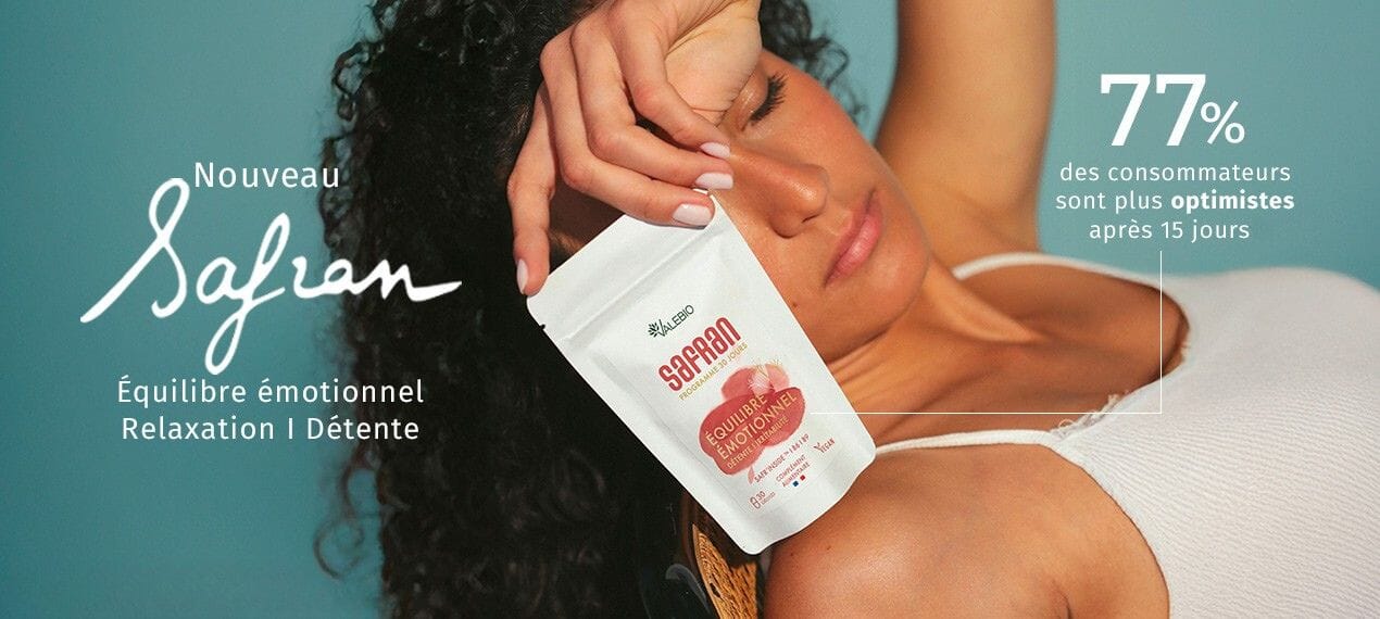Jeune femme avec une gélule dans la main