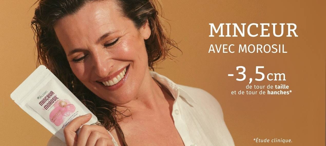 Jeune femme souriante avec un sachet de solaire