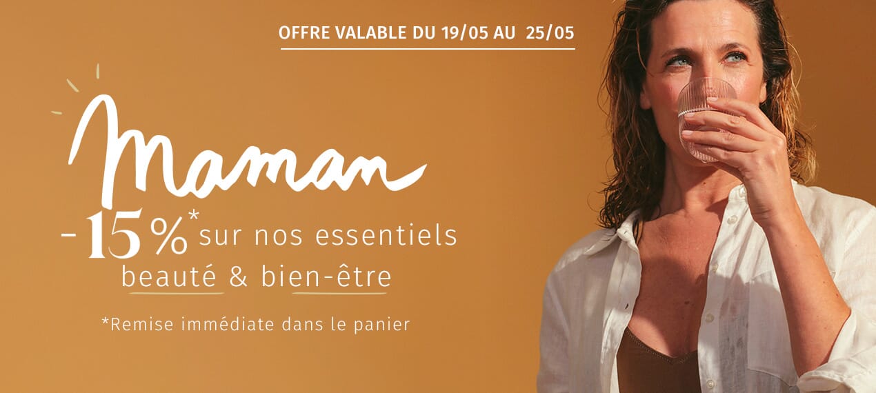 Jeune femme avec une gélule dans la main