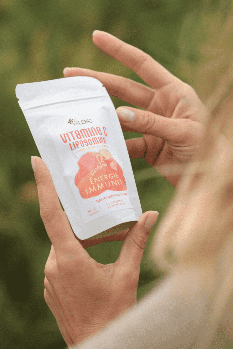 jeune femme tenant un sachet de vitamines