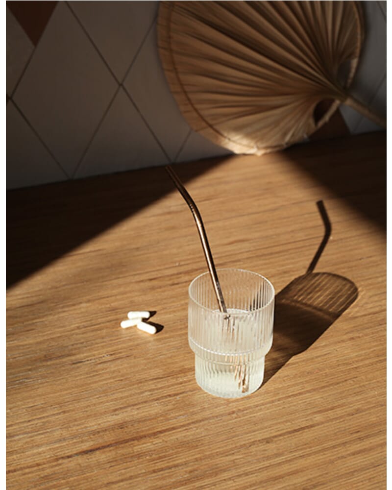 Kératine dilué dans un verre et des gélules du complexe croissance Kératine dilué dans un verre et des gélules du complexe croissance